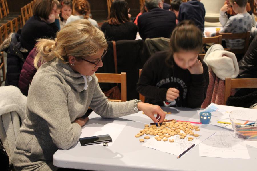 Met letterkoekjes woorden vormen die ons aan de Eerste Communie doen denken: plezant en lekker... © JvR