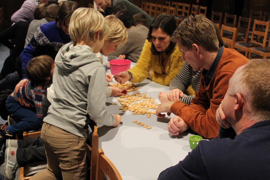 Met letterkoekjes woorden vormen die ons aan de Eerste Communie doen denken: plezant en lekker... © JvR