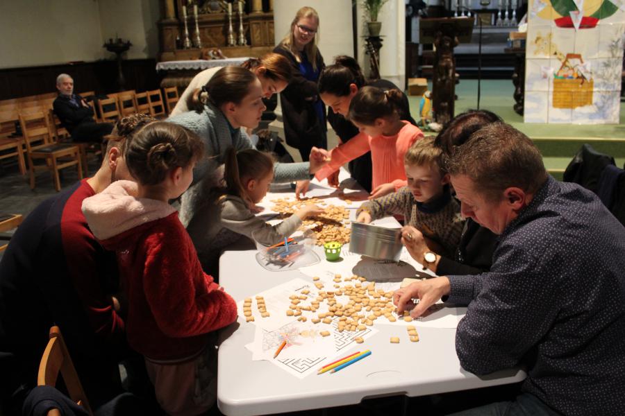 Met letterkoekjes woorden vormen die ons aan de Eerste Communie doen denken: plezant en lekker... © JvR