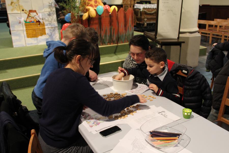 Met letterkoekjes woorden vormen die ons aan de Eerste Communie doen denken: plezant en lekker... © JvR