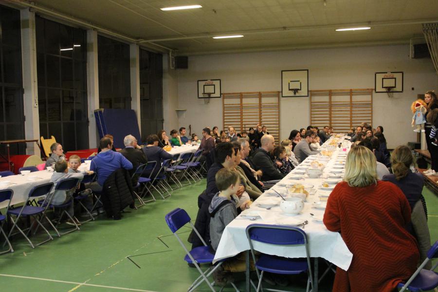 Dat is plezant aan zo'n lange tafel met veel mensen © JvR