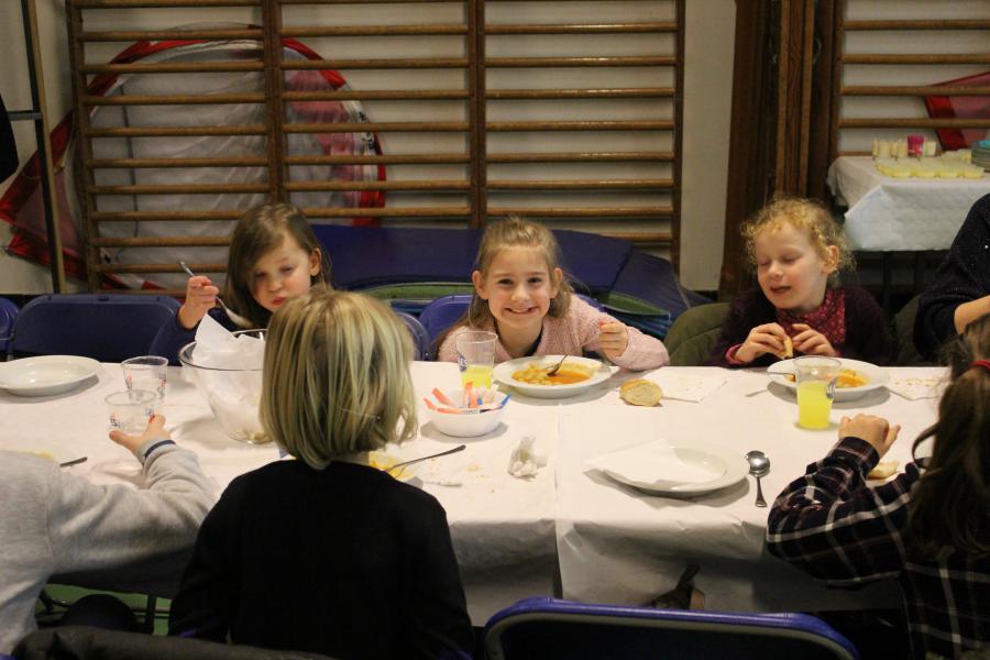 Hmmm... lekkere soep met balletjes © JvR