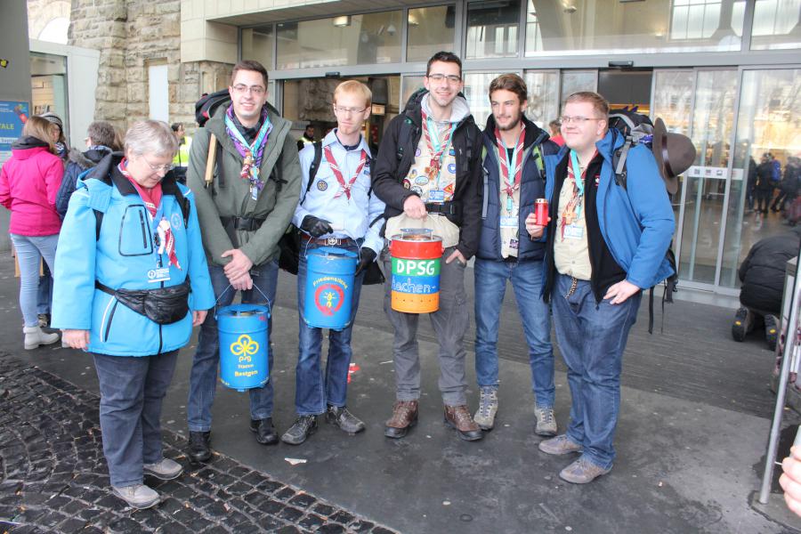 De Duitse Scouts brachten het vredeslicht naar Aken © Guido Dumon