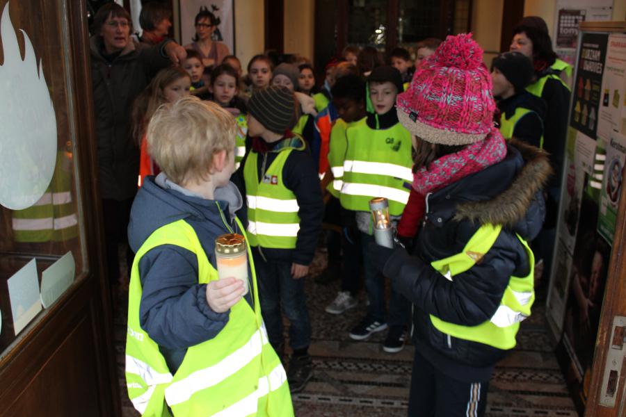 De kinderen vetrekken met het vredeslicht naar hun school © Guido Dumon