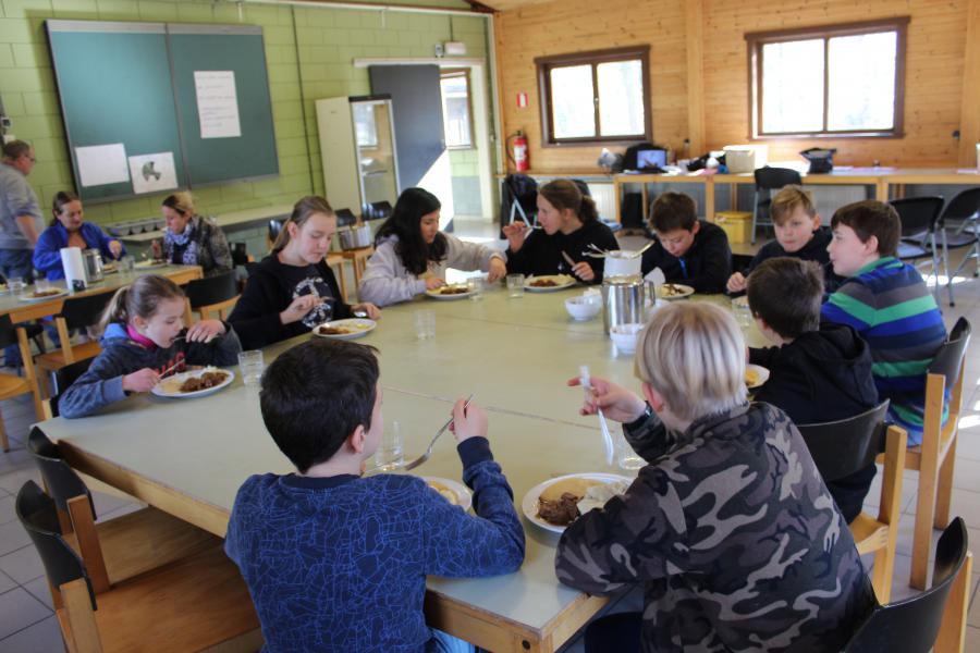 Samen aan een grote tafel, dan smaakt het eten altijd © JvR