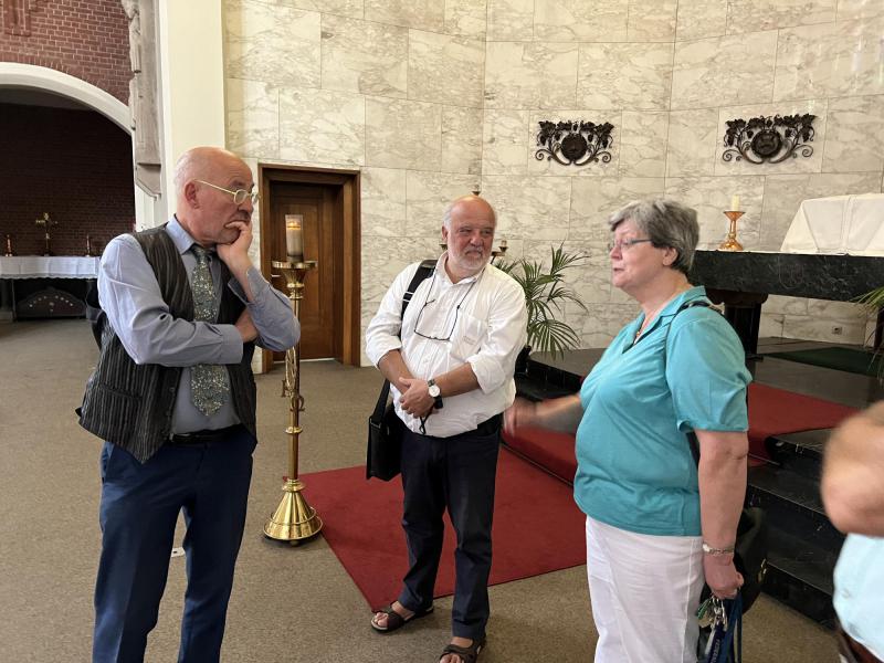 vooaan in de kerk: Guy Aloïs Magnus, Joost Caen en Mia Verbanck © Philip Janssens