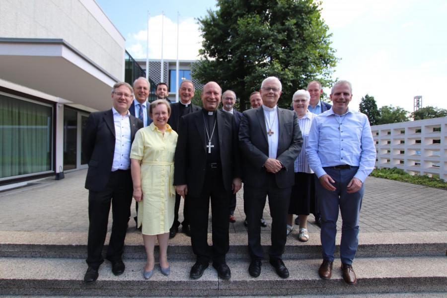 Mgr. Coppola, mgr. Hoogmartens en de uitgebreide bisschopsraad © Jente Vandewijer