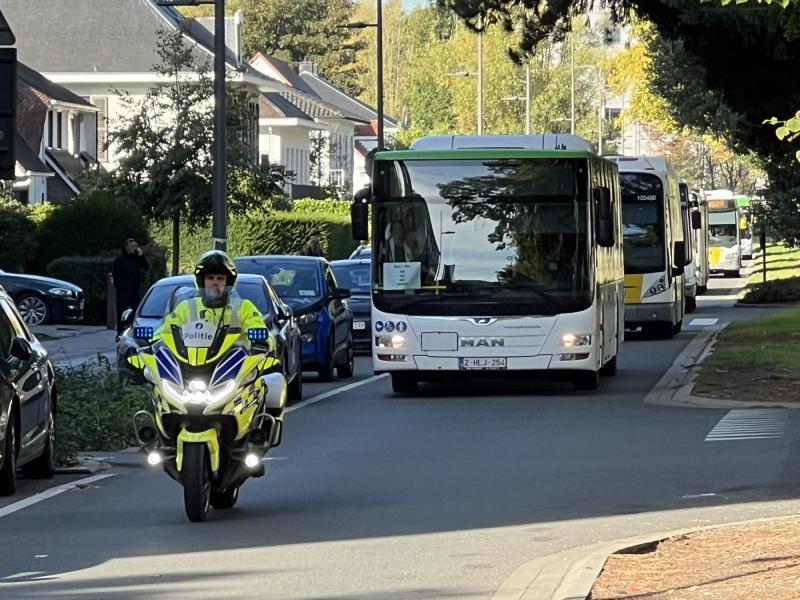 Daar komen de Sint-Michielers! Een indrukwekkende colonne van veertien bussen rijdt onder politiebegeleiding over de Groenenborgerlaan © Dirk Bellens