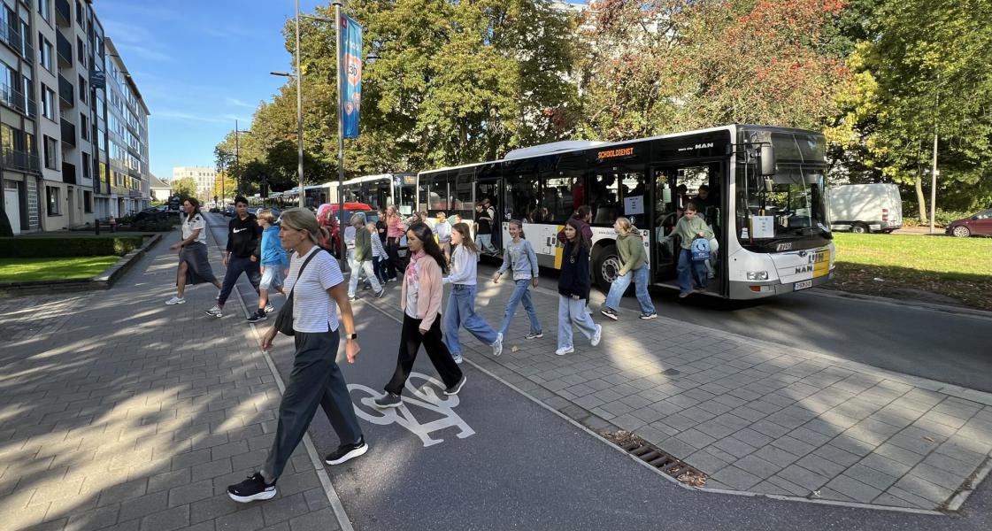 De bussen zijn gearriveerd: honderden Sint-Michielers stromen toe en maken zich klaar om samen de Pius X-kerk te vullen. © Dirk Bellens
