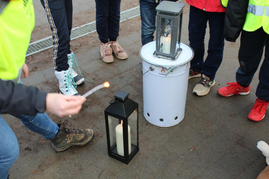 Het licht wordt overgebracht in de kandelaar van de school © Guido Dumon