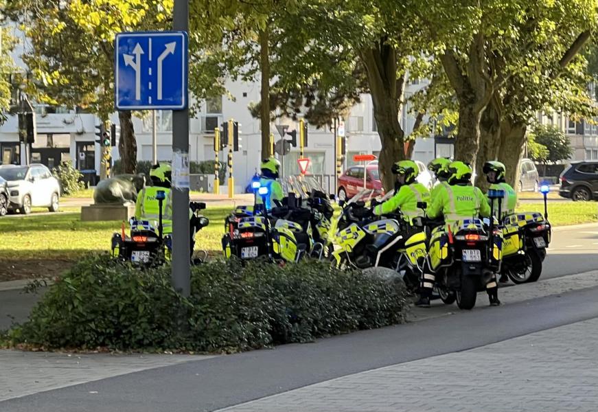 Ook achter de schermen liep alles gesmeerd: de politie zorgde voor een veilige begeleiding van de indrukwekkende buscolonne van en naar Schoten. © Dirk Bellens