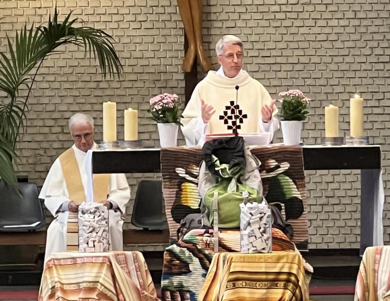 Pater Marc Fierens, abt van Averbode, gaat voor in de eucharistieviering en heet op zijn beurt alle Sint-Michielers welkom in de Pius X-kerk. © Dirk Bellens