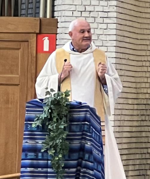 Priester Guy Mennen roept tijdens de homilie de Sint-Michielers op om licht te zijn voor de mensen rondom hen. © Dirk Bellens