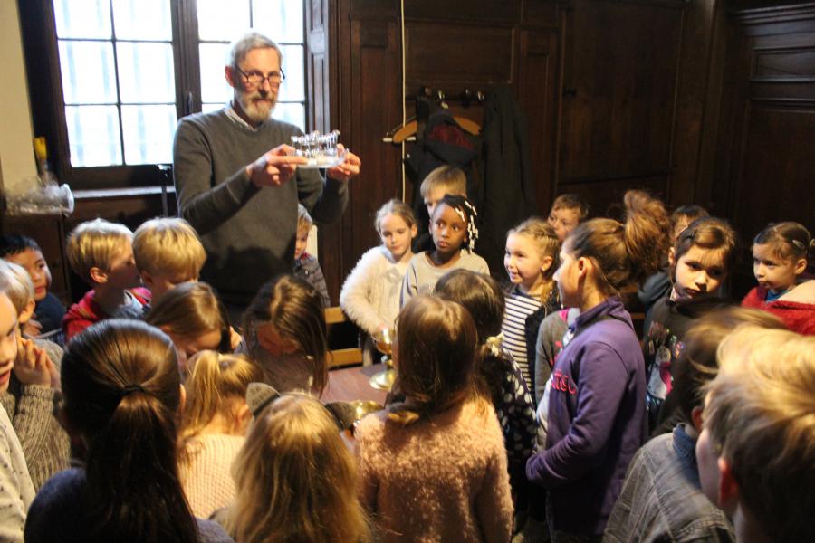 Luc vertelt over de vorowerpen die gebruikt worden met de offergaven in de eucharistie 