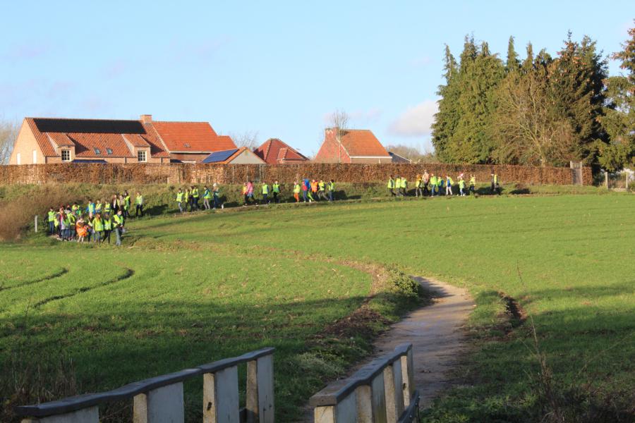 Het 6de lj van GBS doorheen het veld van Butsel op weg naar Roosbeek © Guido Dumon