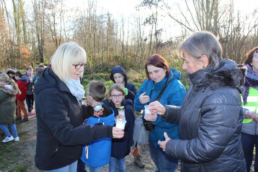 Het vredeslicht wordt doorgegeven © Guido Dumon