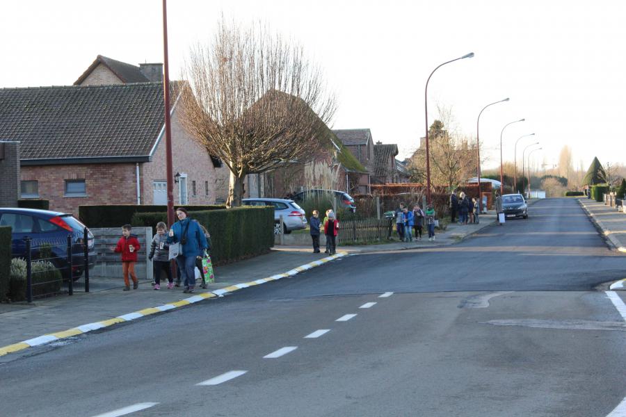 Het 6de lj van de Mozaïek op weg naar hun school, met het vredeslicht © Guido Dumon