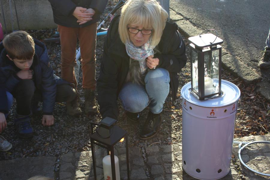 De kandelaar voor de Mozaïek ontvangt het vredeslicht © Guido Dumon