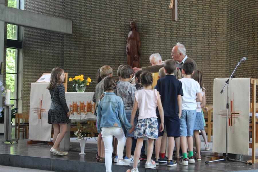 Iedereen wil helpen om de tafel klaar te maken 