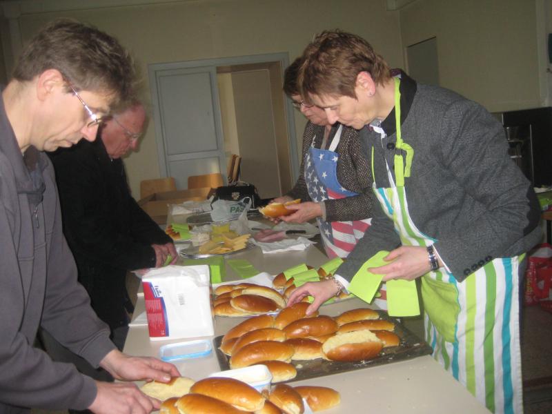 Bedankt aan de helpers die zorgden voor een lekkere broodjesmaaltijd !