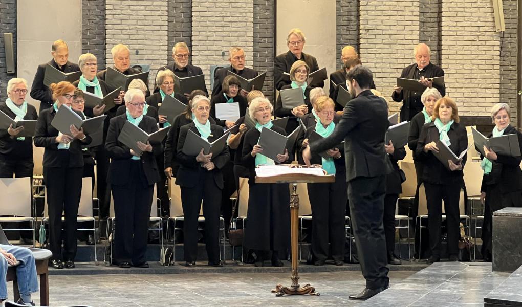Het Koninklijk Familiakoor uit Edegem luistert de viering muzikaal op, onder leiding van Stijn Paredis. © Dirk Bellens