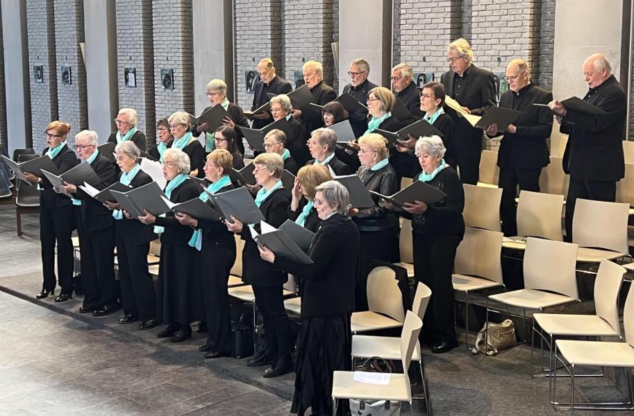 Tijdens de communie zingt het koor Herr, deine Güte reicht so weit van A.E. Grell. © Dirk Bellens