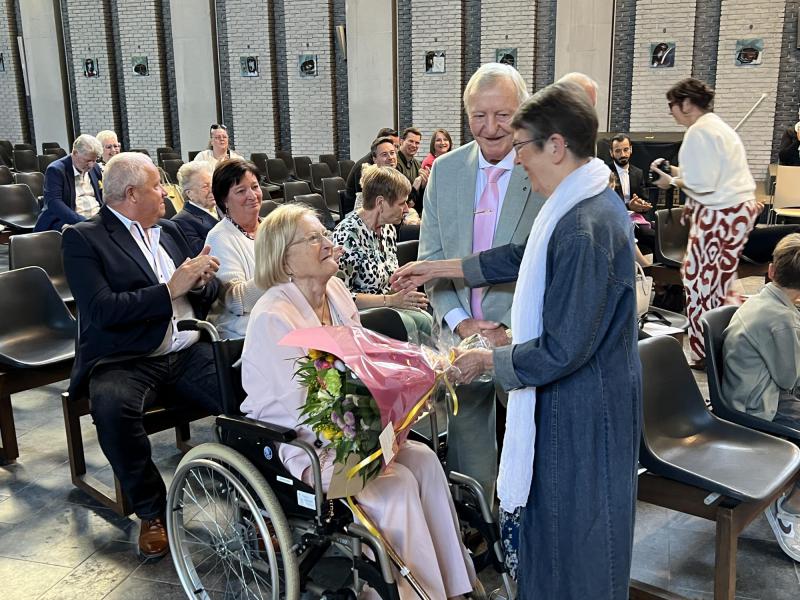 Minnie en Roger ontvangen een ruiker bloemen en een warm applaus van de parochiegemeenschap. © Dirk Bellens