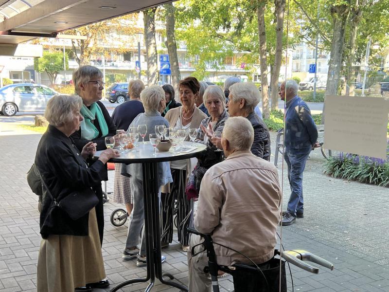 Na de dankviering wordt er nog gezellig bijgepraat met een drankje. © Dirk Bellens