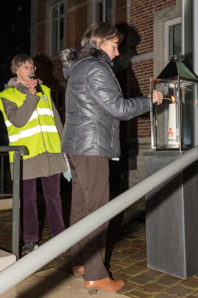 De burgemeester staakt de vredeskaars aan © Christel Nijs