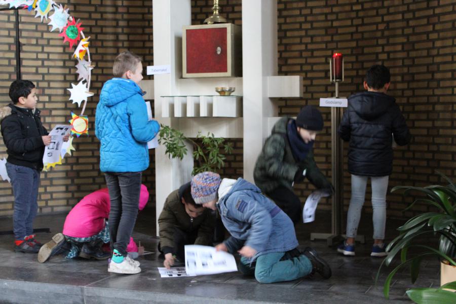 Op verkenning in de kerk © JvR