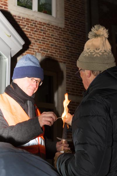 Het vredeslicht wordt doorgegeven © Christel Nijs