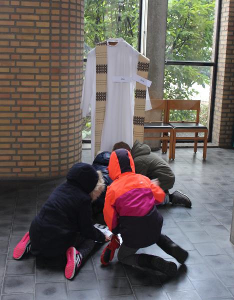 Op verkenning in de kerk © JvR