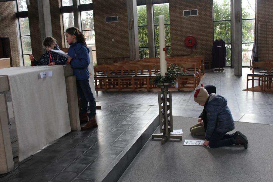 Op verkenning in de kerk © JvR