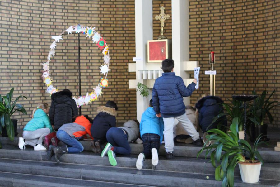 Op verkenning in de kerk © JvR