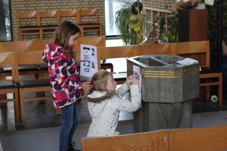 Op verkenning in de kerk © JvR