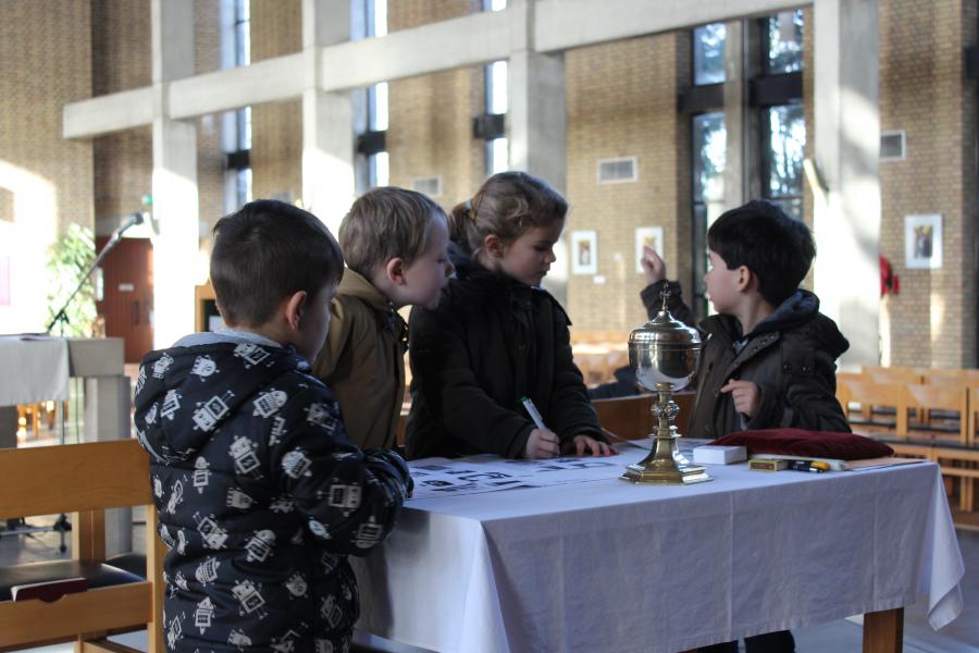 Op verkenning in de kerk © JvR