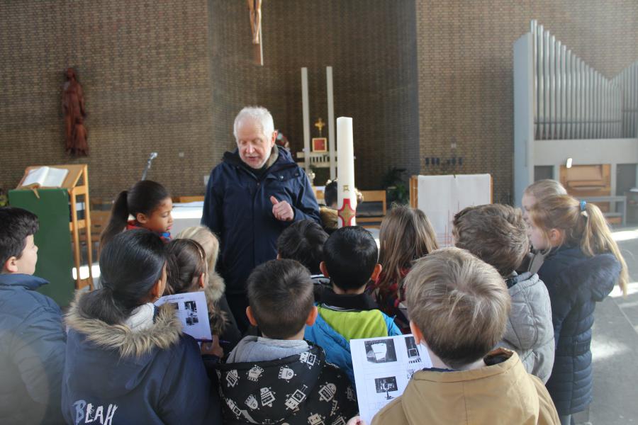 Op verkenning in de kerk © JvR