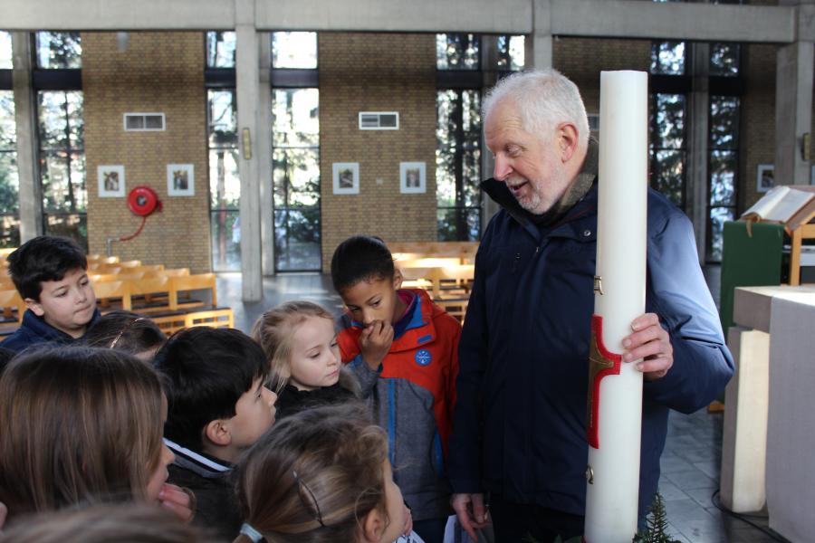 Op verkenning in de kerk © JvR