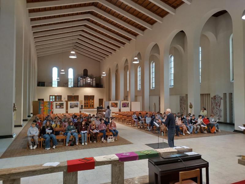 De vormelingen zingen samen, begeleid door catechist Luc © Kristin Huybrechts