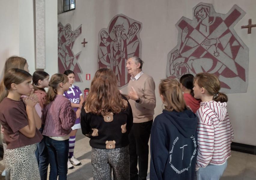 Bij de kruisweg luisteren de vormelingen naar het verhaal van Jezus' lijdensweg. © Kristin Huybrechts