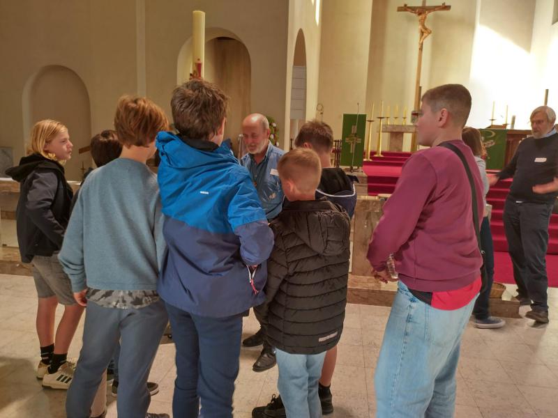 De paaskaars verwijst naar de verrezen Christus, het licht dat de duisternis overwint. © Kristin Huybrechts