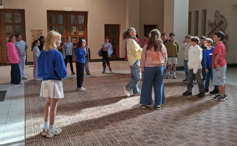 Een eerste spel, een eerste lach: zo leren onze jeugdige bende elkaar spelenderwijs kennen. © Kristin Huybrechts