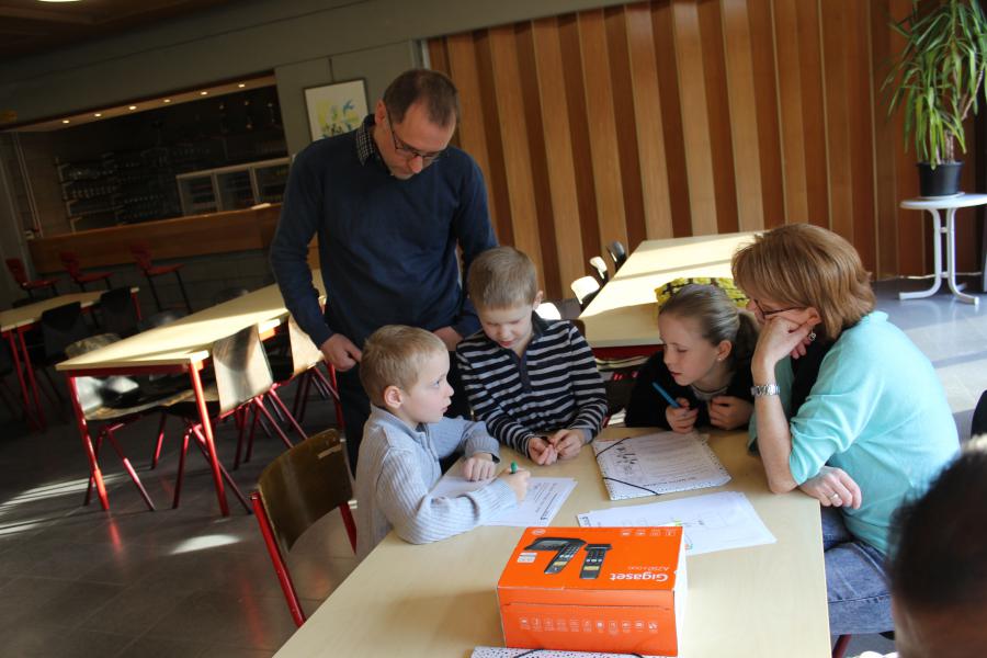 Samen met mama en papa proberen we de taken tot een goed einde brengen © JvR