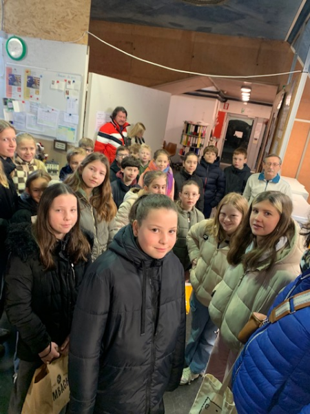 Onze groep vormelingen met rechts François, onze gids 