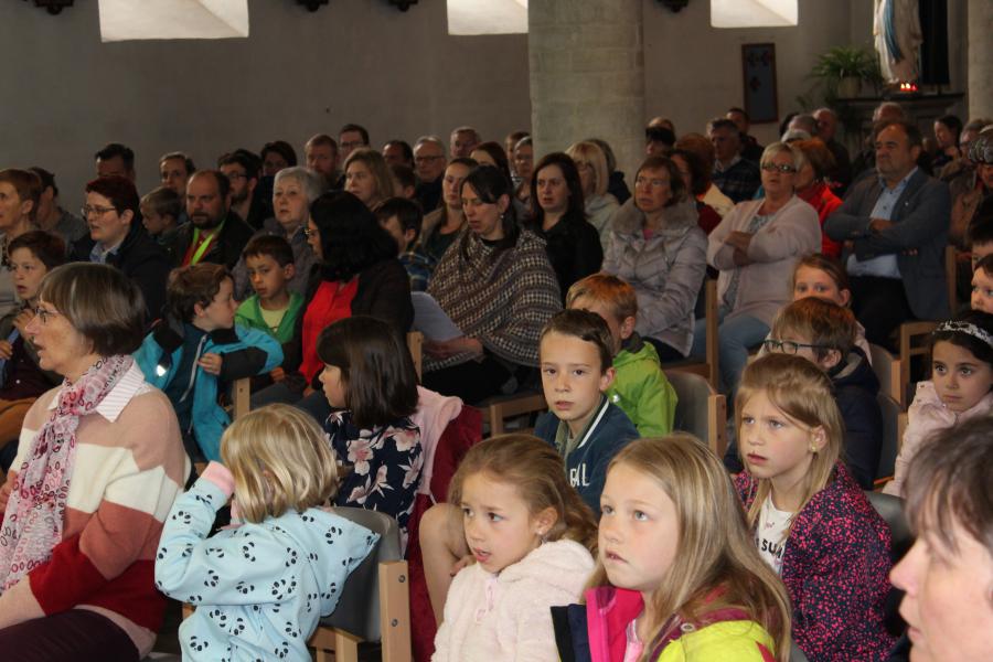 Een volle kerk © Guido Dumon