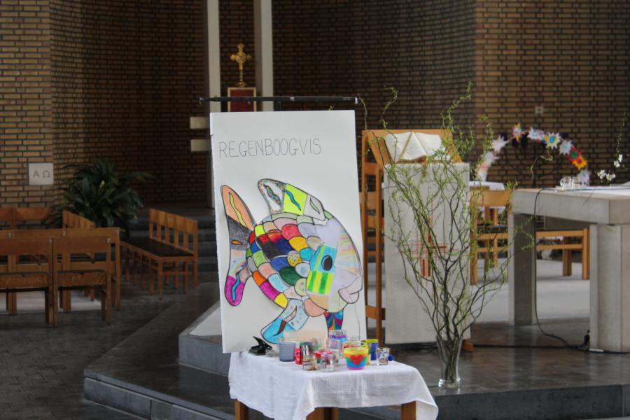 De regenboogvis, elke eerste communicant bracht zijn stukje bij 