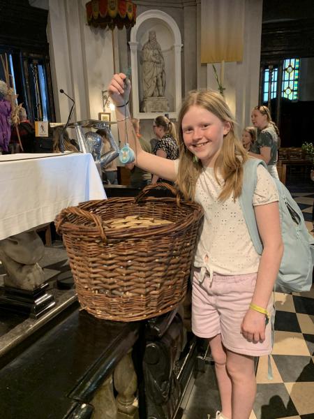 Kaat toont onze gebedsketting in de basiliek 