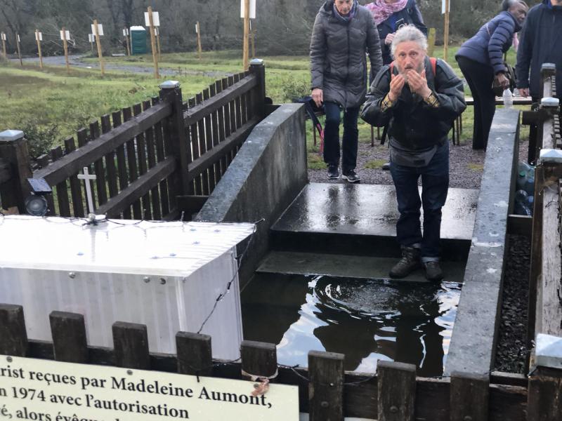 Dozulé, heilig wordende krachtplaats, waterbekken © Kapelaan Austin Joseph