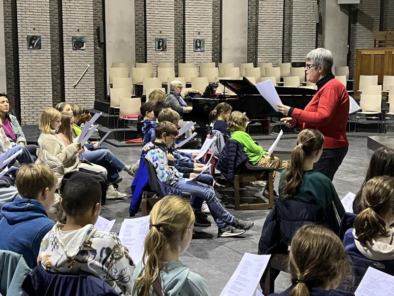 Marleen Mathijs, aan de piano begeleid door Annemie Bonné, leerde de liedjes voor de naamopgave van de vormelingen aan. © Dirk Bellens