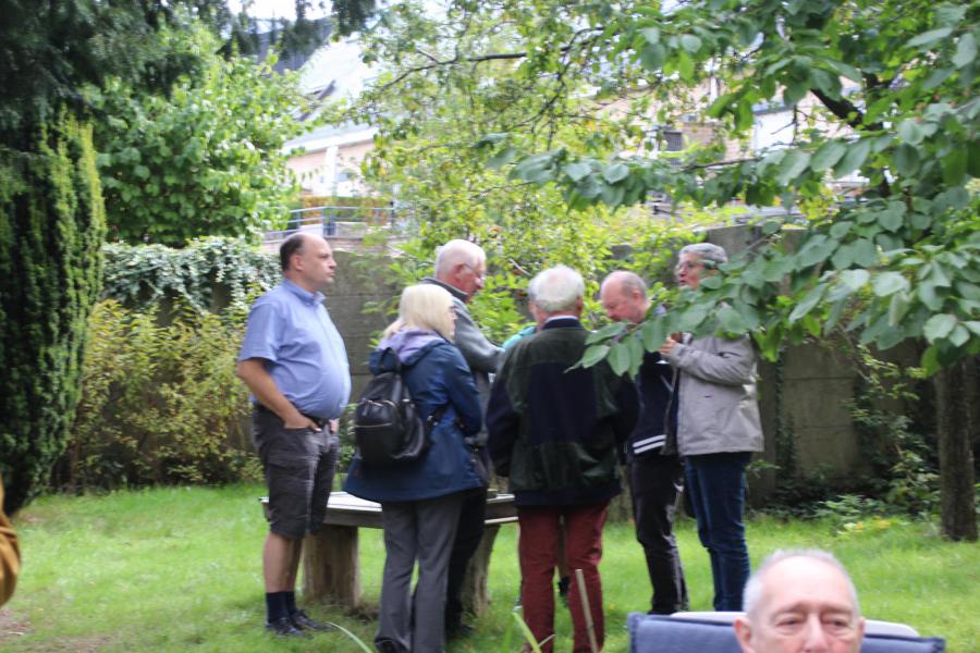 Gezellig samen na de viering in de tuin van de pastorij © JvR